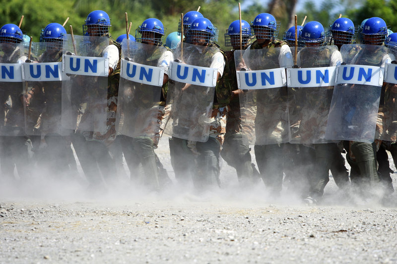 Pakistani Formed Police Unit assist in Timorese police exercises. UN Photo/Martine Perret